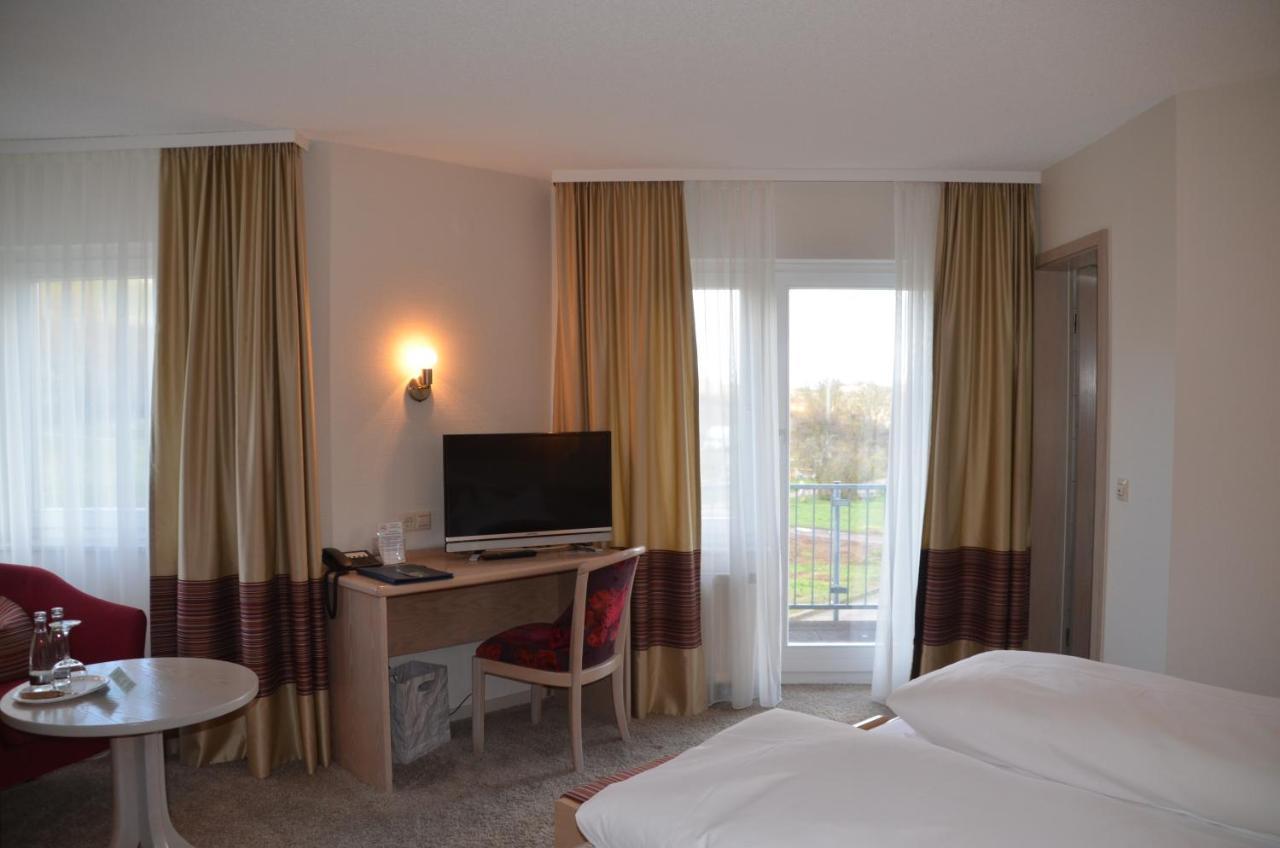 Castell Hotel & Restaurant Leinsweiler Ngoại thất bức ảnh